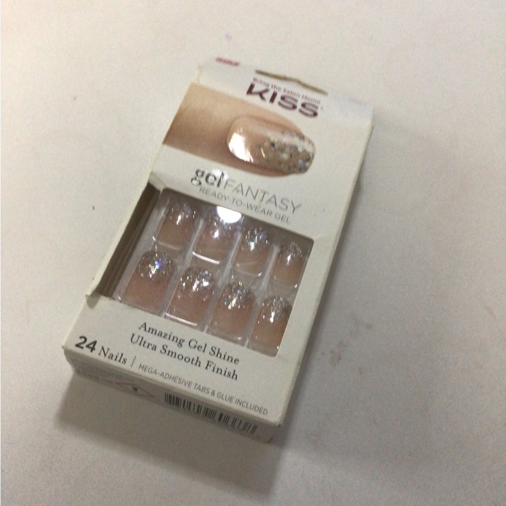 KISS NAILS
The sparkle bundle nails medium length perfect for anything Occasion